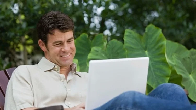 איש מסתכל במחשב