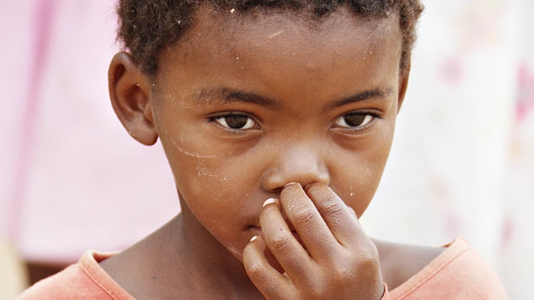ילד שחור מחטט באף