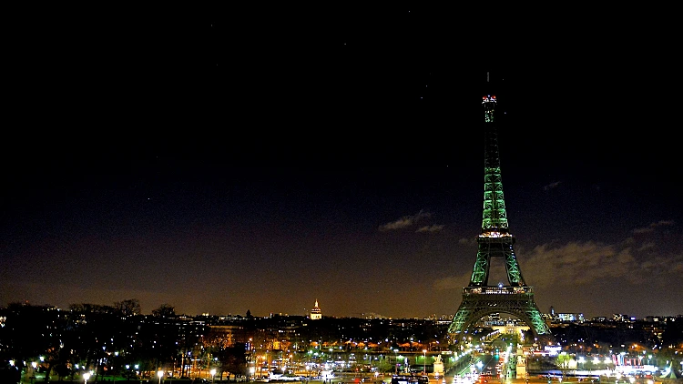 מגדל אייפל מוחשך לאות אבל