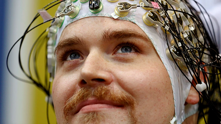 מוח אנושי מחובר לאלקטרודות בסייבטלון בשוייץ