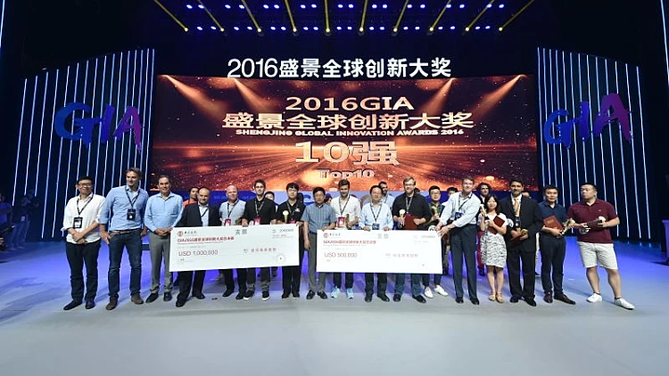 בתמונה (מחזיקים בשלט השמאלי, משמאל לימין) –