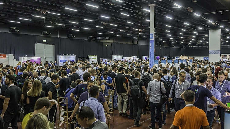 אופיר לייטנר יזם הכנסׁ (השני משמאל) והזוכים מימין לשמאל: ריפורט, אבבי, ופיקסוני