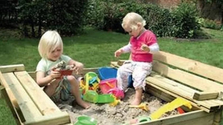 יש קודם כל לשטוף היטב ידיים לאחר משחק בחול כולל ציפורניים