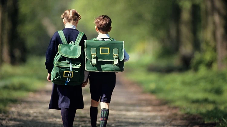ילדים הולכים לבית ספר