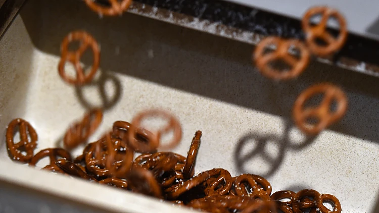 בייגלה אחד בשקית הבייגלה: למה כל הכיתות והתעודות זהות?