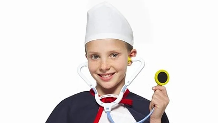 ילדה מחופשת לרופאה