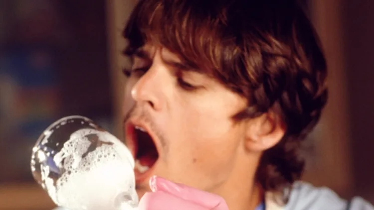 בחור עם כפפות וכוס מלאה סבסון