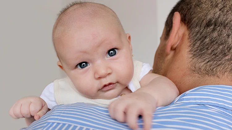 התינוק שלכם פלטן כרוני? אולי הוא סובל מריפלוקס