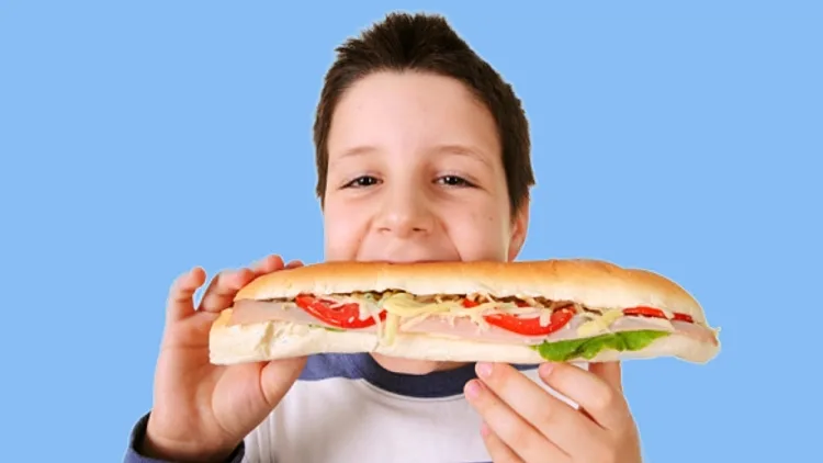 ילד אוכל כריך