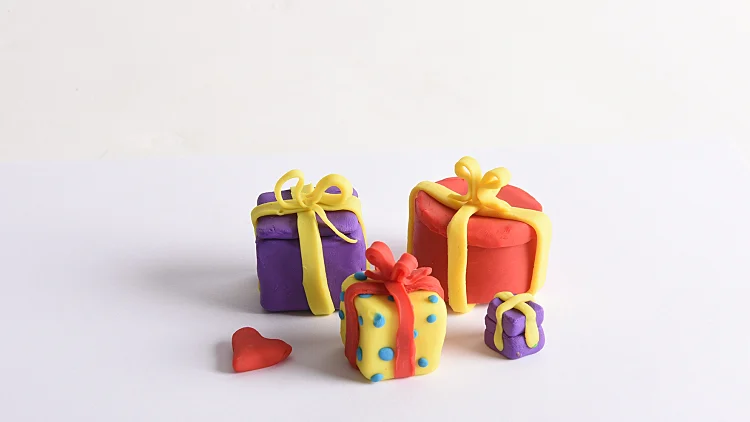 פעילות פלסטלינה עם הילדים