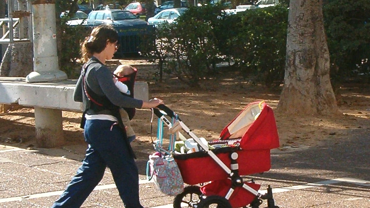 אמא תינוק ועגלה