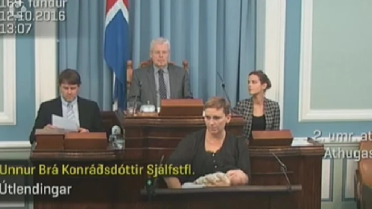 חברת פרלמנט מניקה באמצע נאום