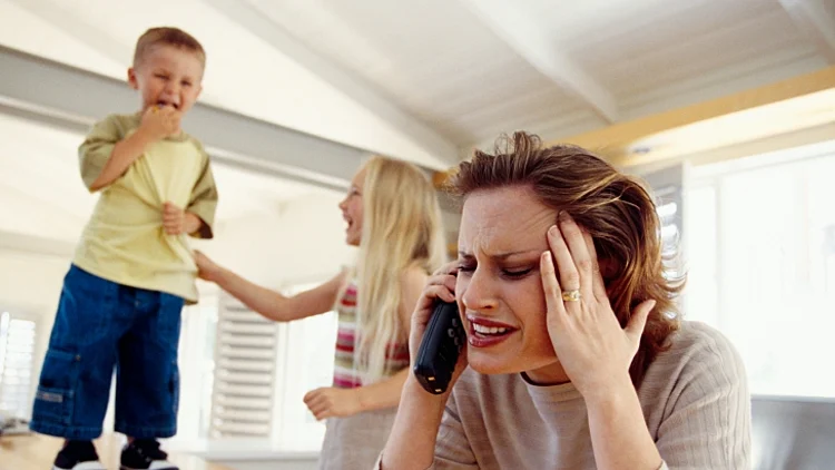 וילדים שמתפרעים ברקע