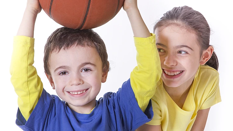 ילדים משחקים עם כדור