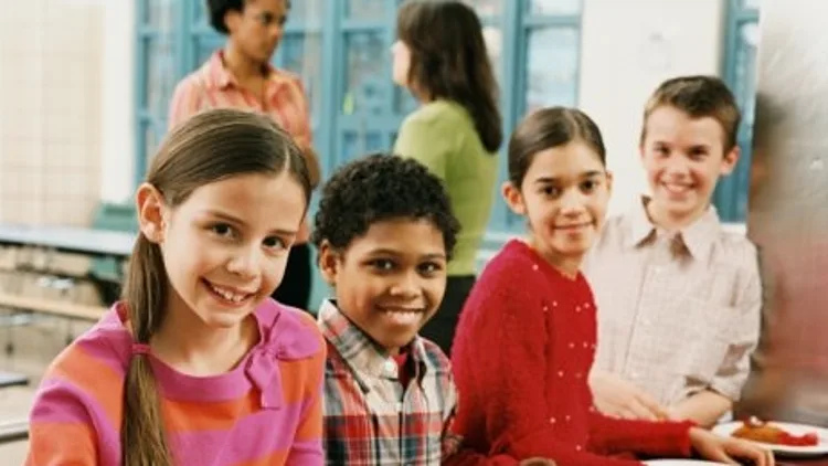 ילדים עם מגש אוכל