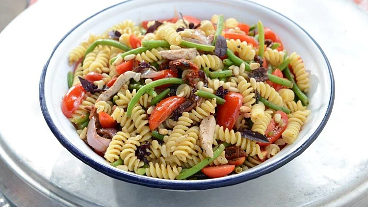 סלט עוף ופסטה