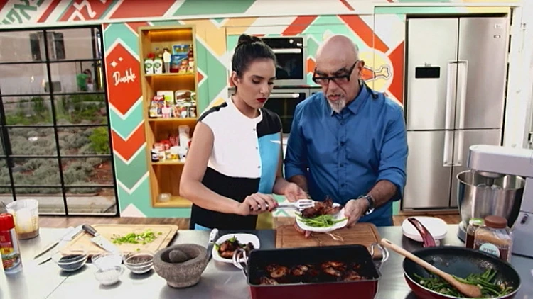 השף ישראל אהרוני וביתו תמרה, מאחדים כוחות ויוצאים להכין אוכל רחוב בדוכן שלהם "אהרוני 2 גו". הפרק בדוכן: אוכל רחוב איטלקי עם הרבה בצק ושמחת חיים, בדיוק כמו שהאיטלקים אוהבים