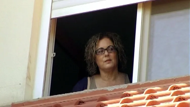 אישה מסתכלת בחלון, מתוך פרק 6 של בטבעת זו עונה 2