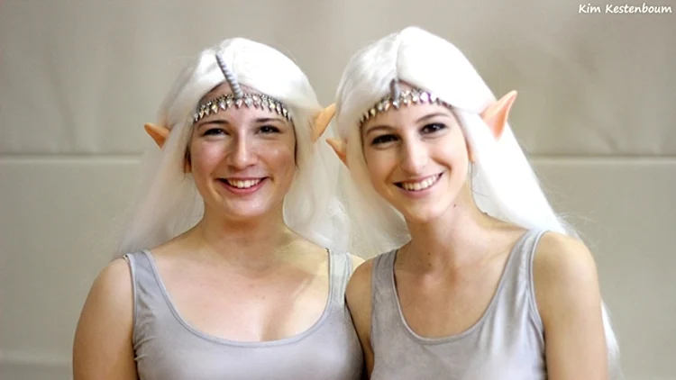 שששתי נערות מחופשות לאלפיות