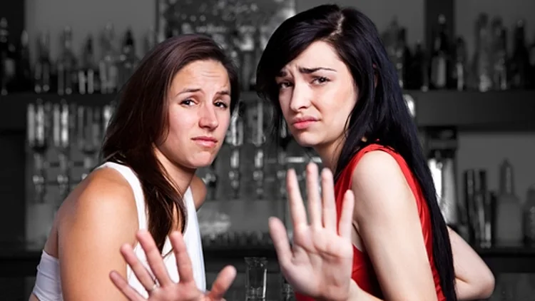 שתי נשים בבר דוחות מישהו מטריד