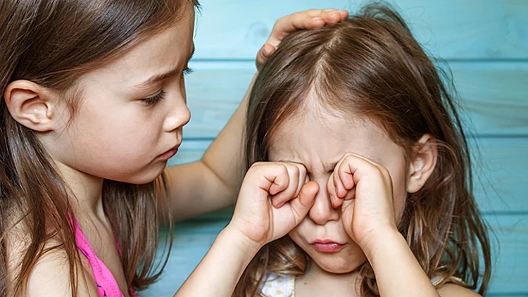 ילדה מרגיעה ילדה אחרת