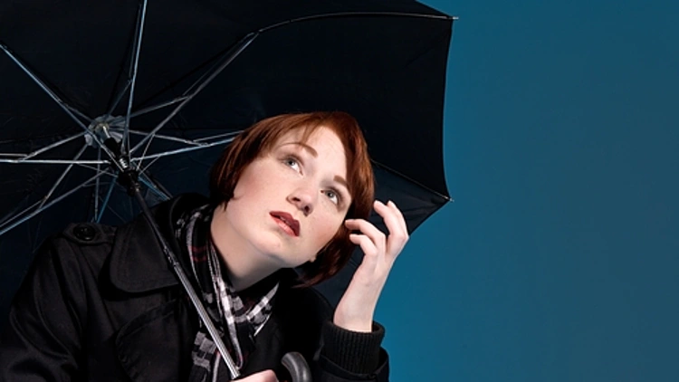 נערה עם מטריה