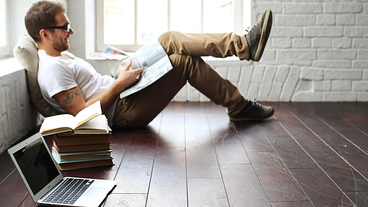 פרילנסר עובד על מחשב (פוטוליה )