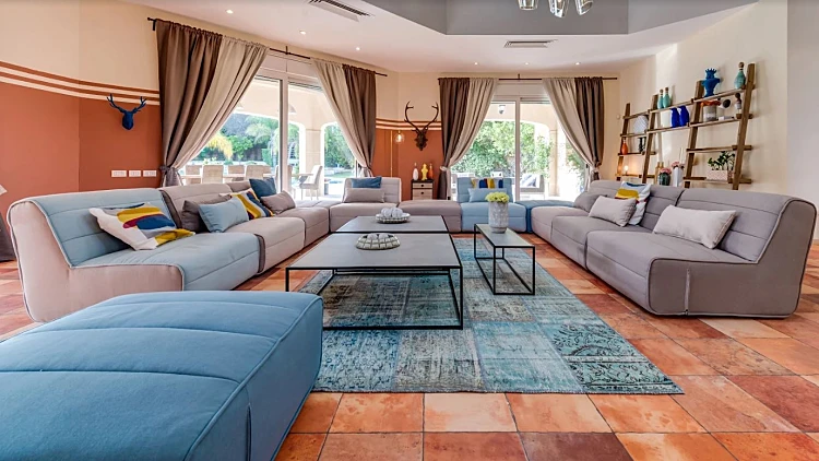 סלון עם פריטים ביתילי זוג מנצח