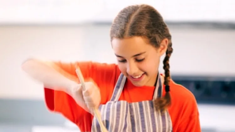 ילדה  מבשלת