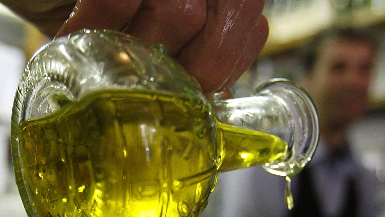 מתבלים סלט בשמן זית