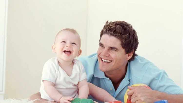 אבא ותינוק משחקים