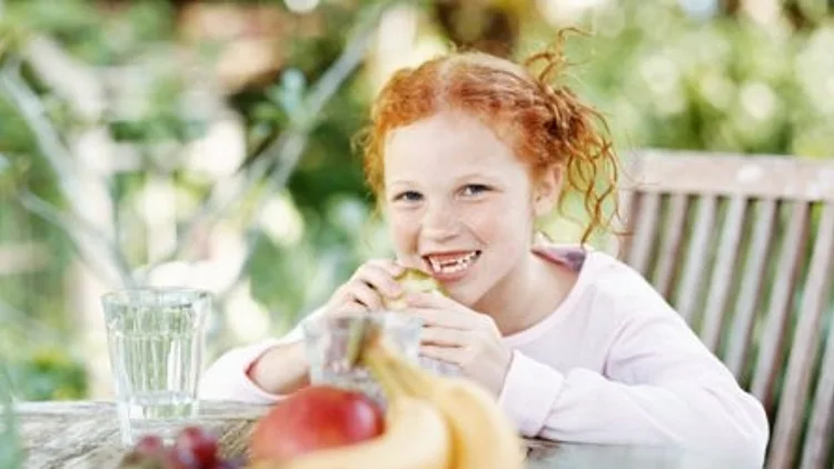 ילדה עם קערת פירות