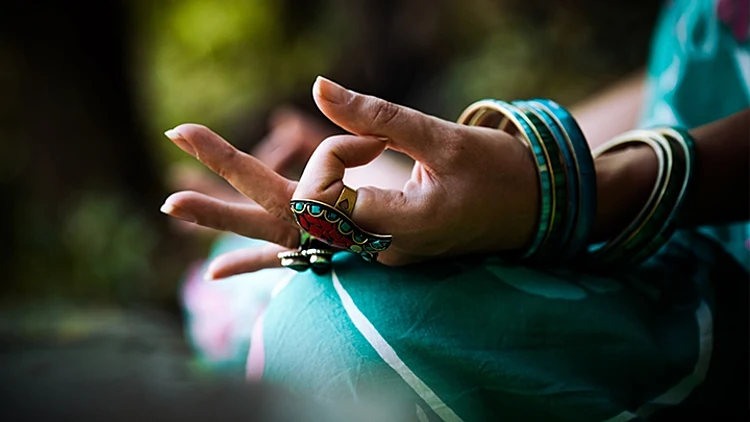 אישה רגועה עושה מדיטציה