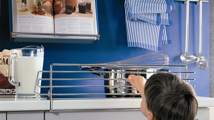 ילד משחק במטבח