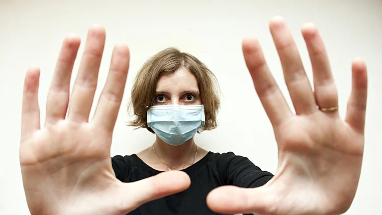 אישה עם מסכה