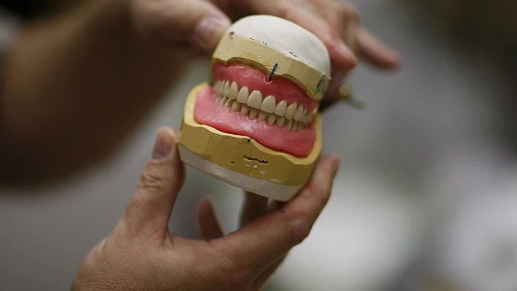 שיניים תותבות