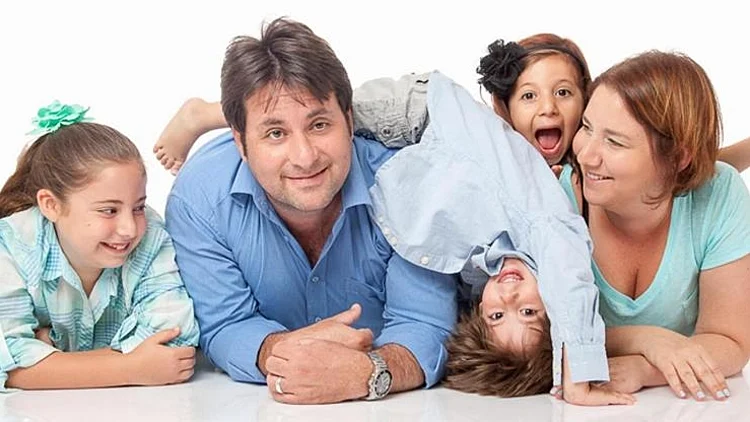 עמיר ומיכל קסל ושלושה מארבעת ילדיהם