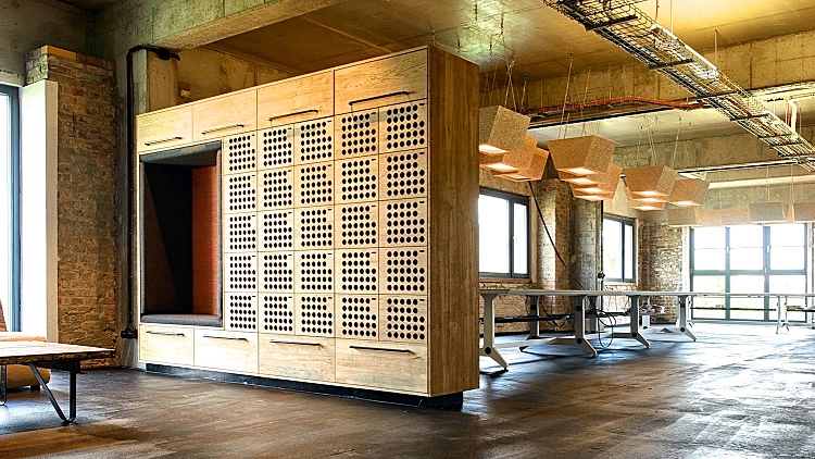 היפיות במיטבה: כשחשיבה ירוקה פוגשת נשיות מתפרצת ויוגה