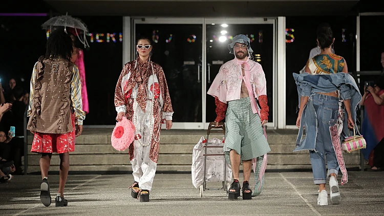 בצלאל, ים סופר, קורע / Korea