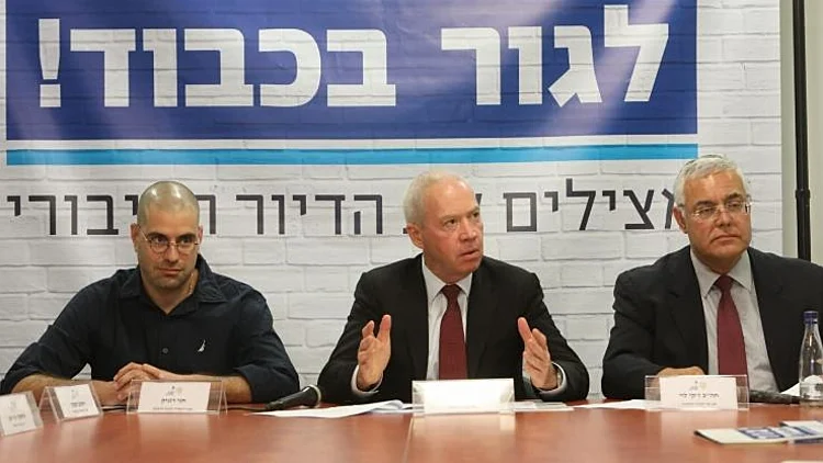 מימין: ז׳קי לוי, יואב גלנט, חגי רזניק