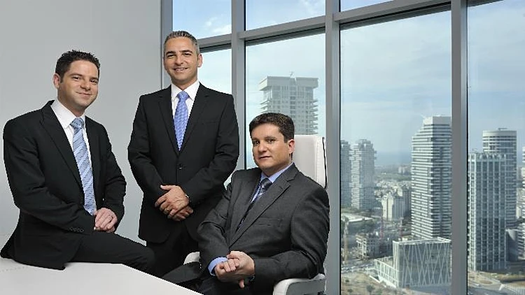 מימין אורי לוי מנור גינדי וכפיר גינדי