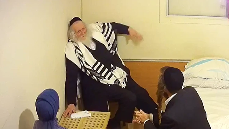 הרב ברלנד לוקח כסף מאישה חולה לאחר שהורה לה שלא להיבדק