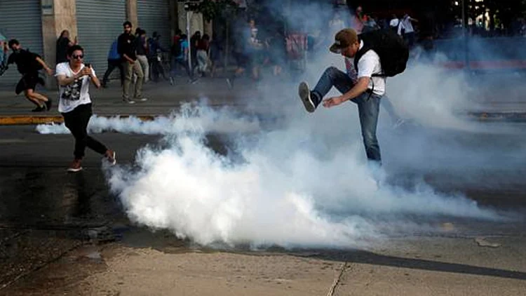 צ'ילה: מצב חירום הוכרז בבירה בעקבות מחאות על יוקר המחיה | חדשות 13