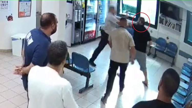 תיעוד: תקף צוות רפואי בבית חולים והכה נער שהעיר לו על מעשיו