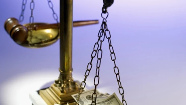 תמונת אילוסטרציה מאזניים עם כסף לעצומה של אורלי וגיא במאבק נגד חברות הביטוח