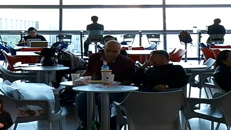 שותים קפה בנתב"ג