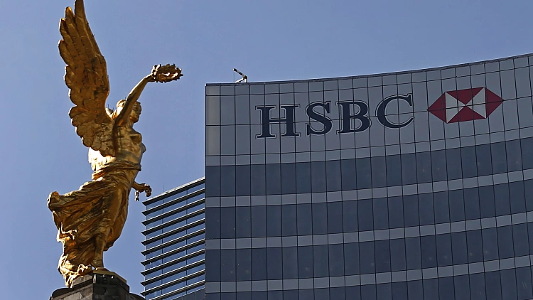 סניף של בנק HSBC במקסיקו ולידו פסל של מלאך העצמאות המקסיקנית