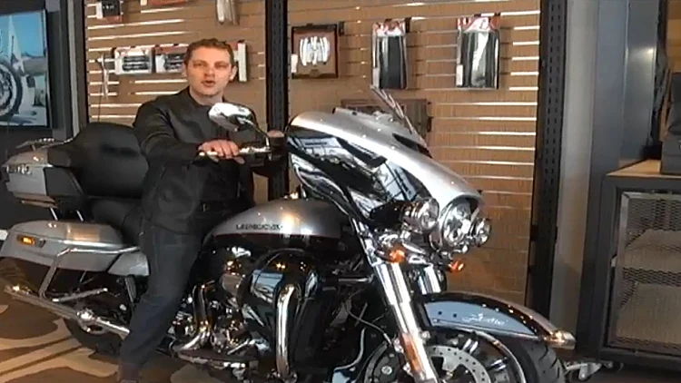 אביב פרנקל על אופנוע "הארלי דייוידסון"