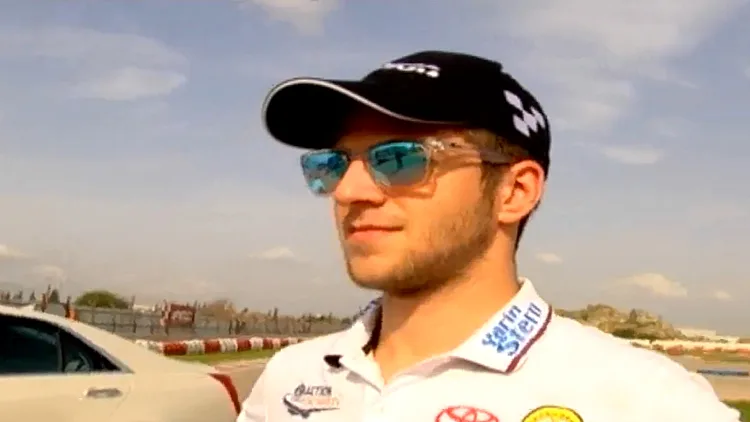 ירין שטרן, נהג מרוצים נוהג ברכב יוקרה אמריקאי