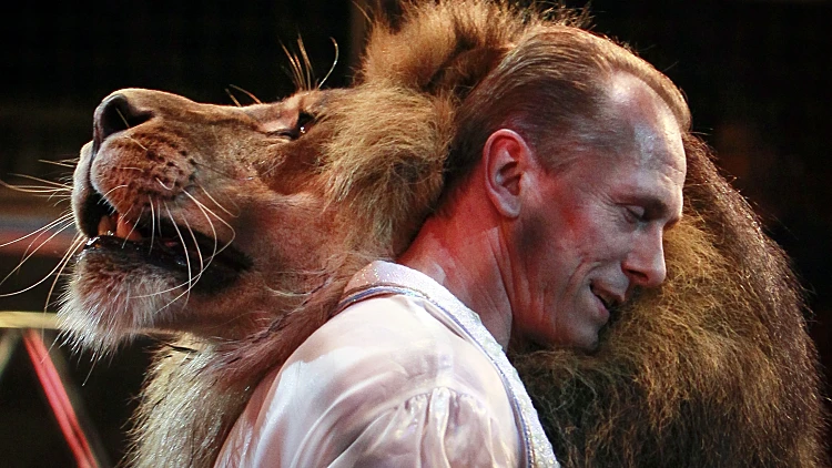 אדם מחבק אריה בקרקס באוקראינה